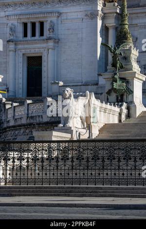 Statue de lion ailé en frint du monument Victor Emmanuel II sur la place vénitienne, Rome, Italie. Banque D'Images