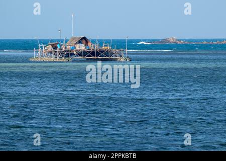 Kelong ou structure de pêche à Tg Pinang Banque D'Images