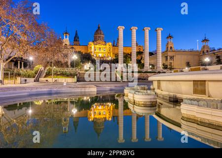 Le Palais National sur la montagne Montjuic à Barcelone au crépuscule Banque D'Images