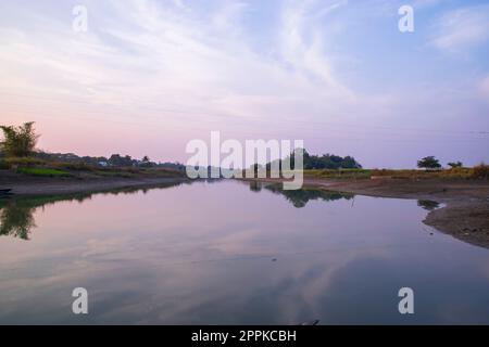 Canal Arial View avec herbe verte et végétation reflétée dans l'eau à proximité de la rivière Padma au Bangladesh Banque D'Images