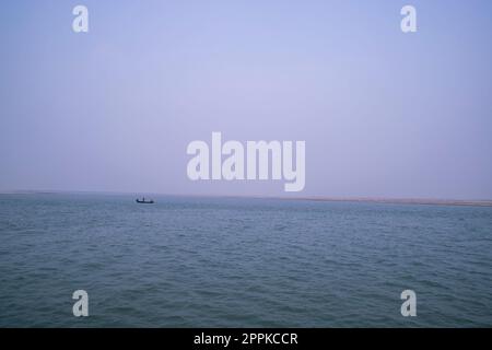 Vue sur le paysage de la rivière Padma sur un bateau de pêche avec une île de sable sous le ciel bleu Banque D'Images