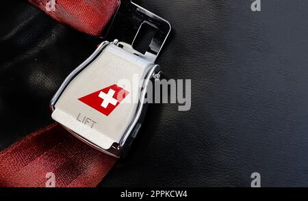 Détail de la boucle de la ceinture de sécurité avec le logo de Swiss Air sur une mer vide Banque D'Images