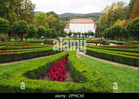 Banja Koviljaca, Serbie, Guchevo, Loznica sept 30 2022 Centre de réhabilitation avec du soufre et des eaux minérales de fer. Paysage au Kur-salon avec herbe, pelouses, sentiers pédestres et fleurs. Palais royal. Banque D'Images