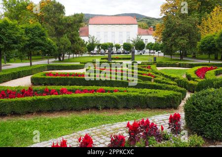 Banja Koviljaca, Serbie, Guchevo, Loznica sept 30 2022 Centre de réhabilitation avec du soufre et des eaux minérales de fer. Paysage au Kur-salon avec herbe, pelouses, sentiers pédestres et fleurs. Palais royal. Banque D'Images