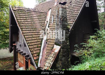 Banja Koviljaca, Serbie, Guchevo, Loznica, septembre 30, 2022. Centre de réhabilitation avec des eaux minérales de soufre et de fer. Un ancien restaurant en bois sur les terrasses du parc. Trois ressorts. Banque D'Images