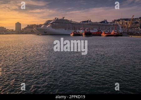 Gênes, Italie - 06 06 2021: Station maritime à Gênes au coucher du soleil. Banque D'Images