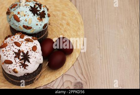 Oeufs de Pâques et gâteaux avec glaçage, noix et étoiles d'anis Banque D'Images