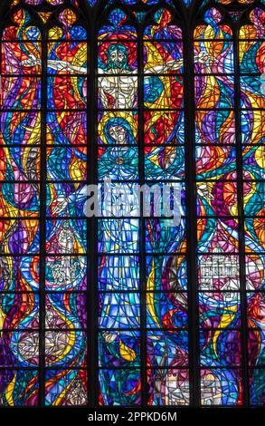 Un vitrail coloré au-dessus de l'autel principal à St. Église MaryÂ€™s à Gdansk. Banque D'Images