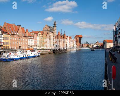 Gdansk, vieille ville - bâtiments historiques le long de la rive de la rivière Motlawa Banque D'Images