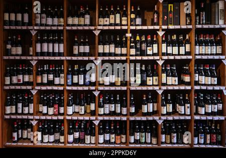 Intérieur d'un magasin de vin à la Morra, Piémont, Italie Banque D'Images