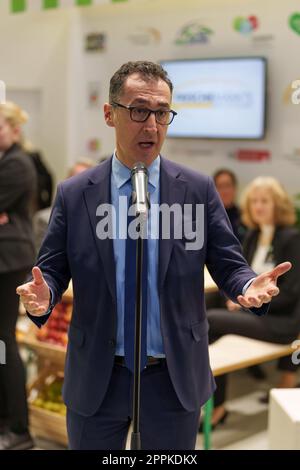 Tour de FRUIT Logistica 2023, CEM Ã–zdemir, Ministre fédéral de l'alimentation et de l'Agriculture. Banque D'Images