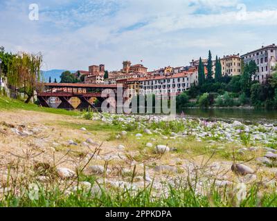 Le vieux pont en bois enjambe la rivière brenta au village Basano del Grappa Banque D'Images