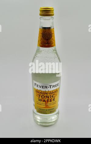 Une bouteille d'eau tonique indienne premium Fever-Tree sur fond blanc Banque D'Images
