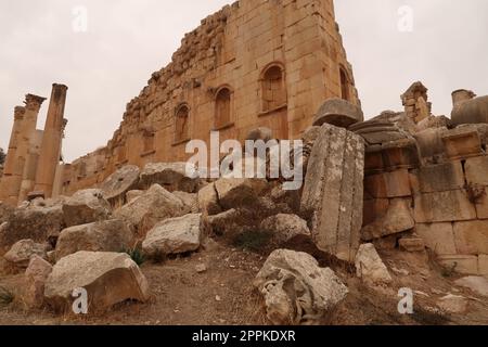 Ruines de l'impressionnant temple antique de Zeus à Gerasa, Jerash, Jordanie Banque D'Images