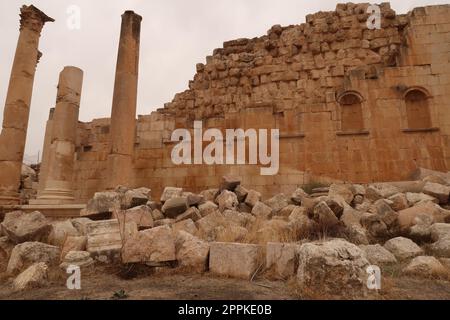 Vestiges de l'impressionnant Temple de Zeus dans le site antique de Gerasa, Jerash, Jordanie Banque D'Images