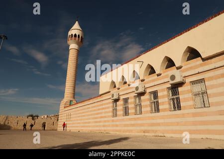 Enfants jouant devant la mosquée Haj Hamdi Alanis à As-Salt, Salt, Jordanie Banque D'Images