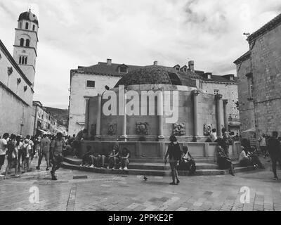 Grande fontaine Onofrio, Velika Onofrijeva chesma, Dubrovnik, Croatie. Approvisionnement en eau établi pendant la période Quattrocento. De nombreux touristes heureux multinationaux marchent sur le Stradun 14 août 2022 Banque D'Images