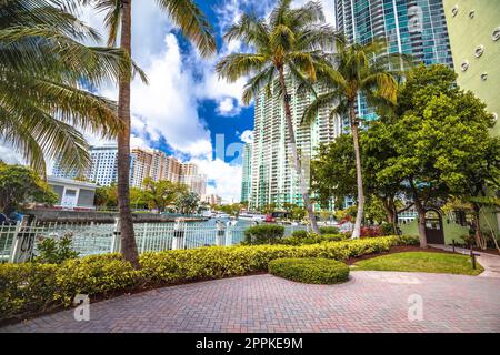 Vue sur la côte touristique de la promenade le long de la rivière de fort Lauderdale, sud de la Floride Banque D'Images