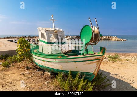 Bateau de pêche au sol dans un petit port sur l'île de Corfou, Grèce Banque D'Images