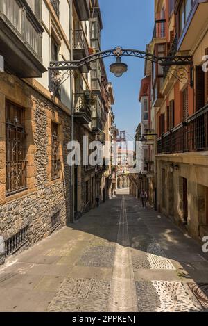 Petite rue dans la vieille ville de Portugalete, pays basque, Espagne Banque D'Images