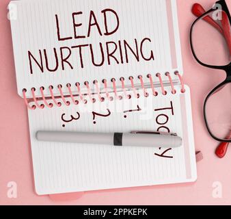 Légende conceptuelle Lead nuring. Méthode de concept d'entreprise pour établir une relation avec des clients potentiels Banque D'Images