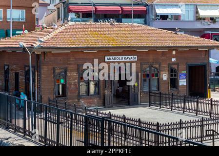 Détroit du Bosphore, terminal de ferry d'Anadolu Kavagi avec des arbres verts denses en arrière-plan, Istanbul, Turquie Banque D'Images