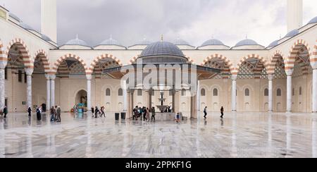 Cour de la mosquée moderne Grand Camlia, ou Buyuk Camlica Camii, situé dans la colline Camlica à Uskudar, Istanbul, Turquie Banque D'Images