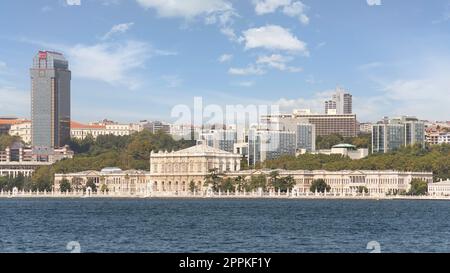 Palais de Dolmabahce, ou Dolmabahce Sarayi, situé dans le quartier de Besiktas, Bosphore, Istanbul, Turquie Banque D'Images