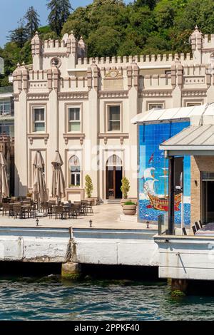 Sariyer Subay Askeri Gazinosu, un restaurant près du détroit du Bosphore, à côté du terminal de ferry de Sariyer, Istanbul, Turquie Banque D'Images