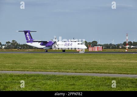 Amsterdam Airport Schiphol - de Havilland Canada Dash 8-400 des terres flybe Banque D'Images