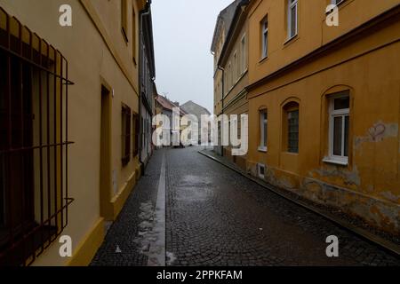 CHOMUTOV, RÉPUBLIQUE TCHÈQUE - 04 DÉCEMBRE 2022 : rues de la vieille ville avant Noël. Banque D'Images