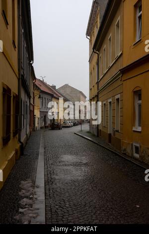 CHOMUTOV, RÉPUBLIQUE TCHÈQUE - 04 DÉCEMBRE 2022 : rues de la vieille ville avant Noël. Banque D'Images