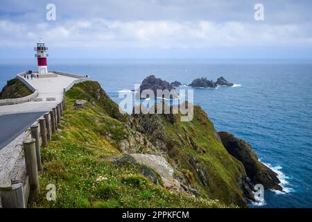 Phare, falaises du cap Ortegal et océan atlantique, Galice, Espagne Banque D'Images