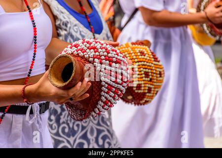 Hochet appelé xereque d'origine africaine dans le carnaval brésilien Banque D'Images