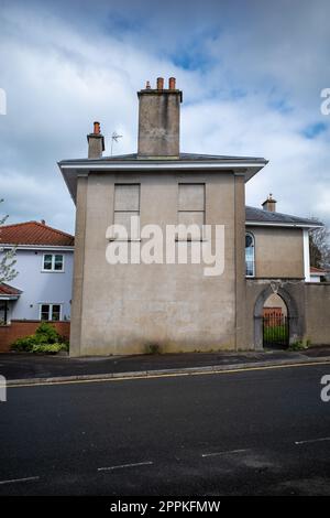 Vue latérale du bâtiment avec les fenêtres bricolées, Kingswood, Bristol, Royaume-Uni Banque D'Images