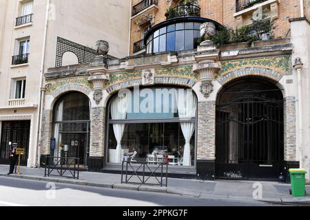 Façade Art Nouveau du Restaurant BON - rue de la pompe - Paris - France Banque D'Images