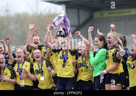 Burton, Royaume-Uni. 23rd avril 2023. Stade Pirelli, Burton, Angleterre, 23 avril 2023 : Oxford United remporte la finale de la coupe de réserve de la Ligue nationale des femmes de la FA contre West Brom au stade Pirelli de Burton, Angleterre sur 23 avril 2023. (Sean Chandler/SPP) crédit: SPP Sport Press photo. /Alamy Live News Banque D'Images