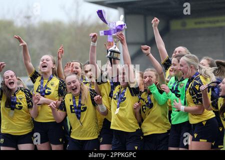 Burton, Royaume-Uni. 23rd avril 2023. Stade Pirelli, Burton, Angleterre, 23 avril 2023 : Oxford United remporte la finale de la coupe de réserve de la Ligue nationale des femmes de la FA contre West Brom au stade Pirelli de Burton, Angleterre sur 23 avril 2023. (Sean Chandler/SPP) crédit: SPP Sport Press photo. /Alamy Live News Banque D'Images