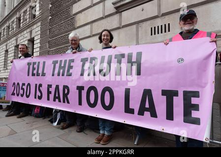 Londres, Royaume-Uni. {day0} {mnn}, {yr4}. Les activistes du climat affichent une bannière demandant aux médias « Tell the Truth » sur le changement climatique lors d'un piquet populaire du Département du numérique, de la culture, des médias et des sports (DCMS) lors de la dernière des quatre jours de manifestations initiées par la rébellion d'extinction et soutenues par plus de 200 organisations, y compris des groupes environnementaux, ONG et syndicats. Ils exigent que le gouvernement cesse d'accorder des licences, de financer et d'approuver de nouveaux projets de combustibles fossiles, et qu'il crée des « assemblées de citoyens » pour s'attaquer à la crise climatique. Crédit : Ron Fassbender/Alamy Live News. Banque D'Images