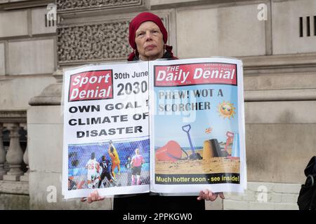 Londres, Royaume-Uni. 24 avril 2023. Un activiste de 'Media Tell Tell Tell the Truth' tient une butin de journaux pendant un piquet populaire au Département de la culture, des médias et des sports DCMS) le dernier des quatre jours de manifestations climatiques initiées par extinction Rebellion et soutenu par plus de 200 organisations, y compris des groupes environnementaux, des ONG, et des syndicats. Ils exigent que le gouvernement cesse d'accorder des licences, de financer et d'approuver de nouveaux projets de combustibles fossiles, et qu'il crée des « assemblées de citoyens » pour s'attaquer à la crise climatique. Crédit : Ron Fassbender/Alamy Live News. Banque D'Images