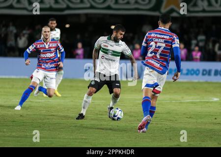 PR - CURITIBA - 04/23/2023 - BRASILEIRO A 2023, CORITIBA X FORTALEZA - Liziero Coritiba joueur concurrence un joueur Fortaleza lors d'un match au stade Couto Pereira pour le CHAMPIONNAT BRÉSILIEN A 2023. Photo: Robson Mafra/AGIF/Sipa USA Banque D'Images