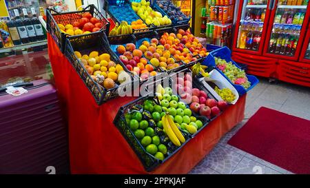 Istanbul, Turquie - 14 septembre 2022 : fruits frais turcs sur les étagères des magasins. Banque D'Images