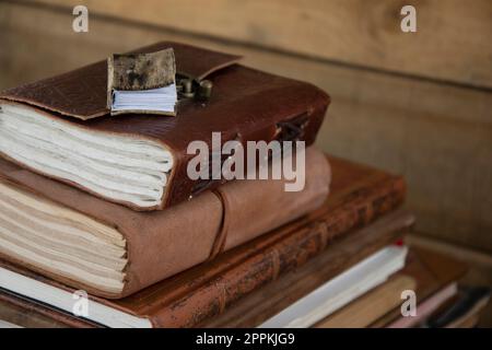 Une pile de vieux livres en bois, avec livre en bois miniature Banque D'Images