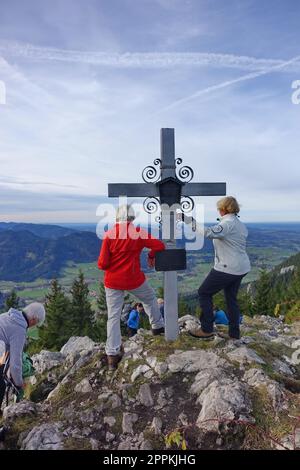 Europe, Allemagne, haute-Bavière, Mangfall Mountains, Schweinsberg Mountain, Montagne Wendelstein, croix sommet, randonneurs Banque D'Images