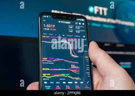 Homme tenant le téléphone avec le logo FTX. Chute mondiale du graphique de crypto-monnaie - jeton FTT est tombé sur le graphique des échanges de crypto-monnaies sur l'écran de l'application. FTX faillite d'échange et l'effondrement de la dépréciation de jeton. Banque D'Images