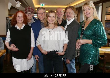 Christiane Leuchtmann, Hans Peter Korff, Thorsten Laussch, Andrea LÃ¼dke, Stefan Schnoor, Arved Fuchs, Sabine Grofmeier, Hafentalk im BLOCKBRÃ„U Hamburg LandungsbrÃ¼cken, 20.11.2022 Banque D'Images