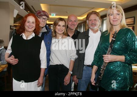 Christiane Leuchtmann, Hans Peter Korff , Andrea LÃ¼dke, Stefan Schnoor, Arved Fuchs, Sabine Grofmeier, Hafentalk im BLOCKBRÃ„U Hamburg LandungsbrÃ¼cken, 20.11.2022 Banque D'Images