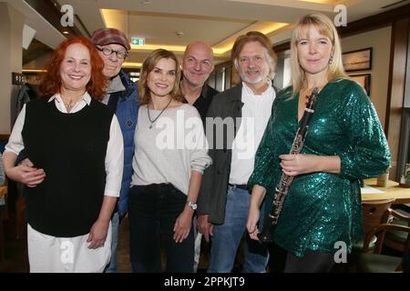 Christiane Leuchtmann, Hans Peter Korff , Andrea LÃ¼dke, Stefan Schnoor, Arved Fuchs, Sabine Grofmeier, Hafentalk im BLOCKBRÃ„U Hamburg LandungsbrÃ¼cken, 20.11.2022 Banque D'Images