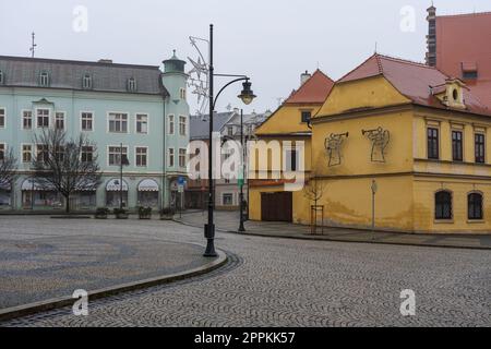 CHOMUTOV, RÉPUBLIQUE TCHÈQUE - 04 DÉCEMBRE 2022 : rues de la vieille ville avant Noël. Banque D'Images