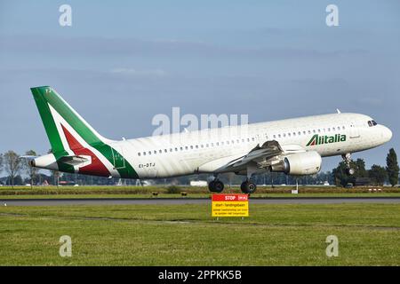 Aéroport d'Amsterdam Schiphol - l'Airbus A320-216 d'ITA Airways (Alitalia) atterrit Banque D'Images